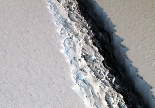 Тайна Антарктиды: странная военно-научная операция; кто начал рвать ледник и показывать свою силу?