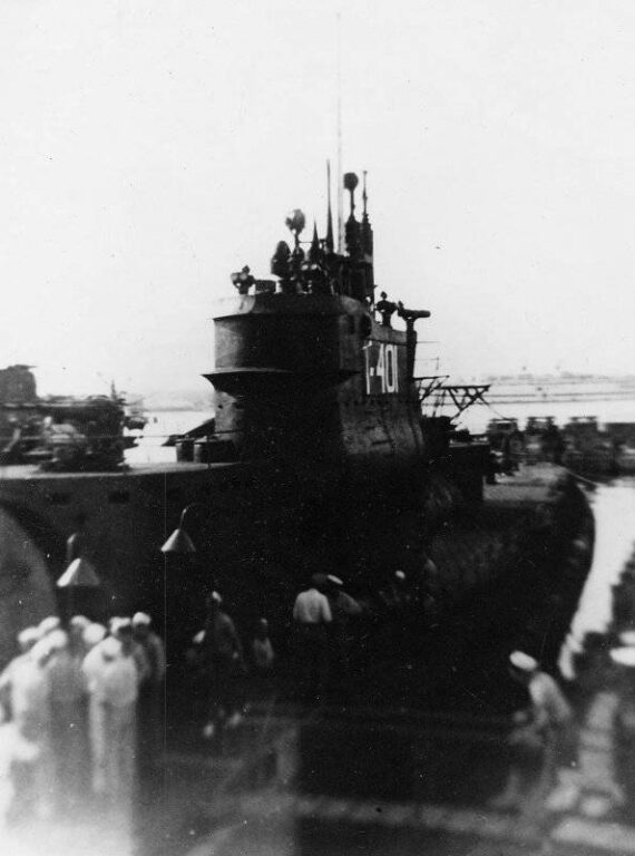 Японская авианесущая подводная лодка I-401, сдавшаяся американцам, ошвартована в Токийском заливе