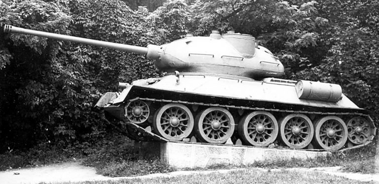 Югославский танк Teski Tenk Vozilo в военном музее.