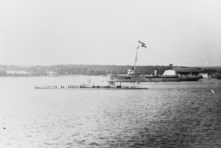 SM U-14 на базе морской авиации в Поле, 1915-1916 гг. На заднем плане - минзаг «Хамелеон» (SMS Chamäleon)