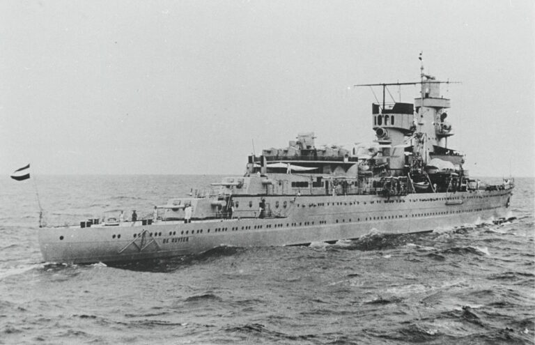 Крейсер Hr. Ms. De Ruyter, базировавшийся в Голландской Ост-Индии незадолго до гибели, 1942 год.