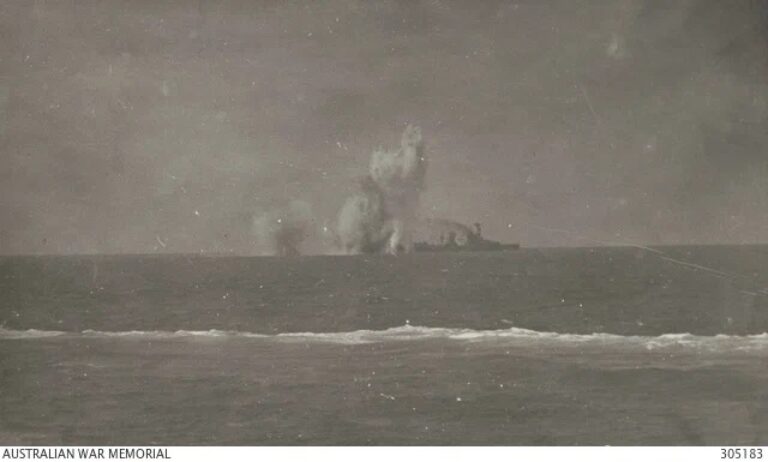 Крейсер Java под атакой японской авиации 15 февраля 1942 года.