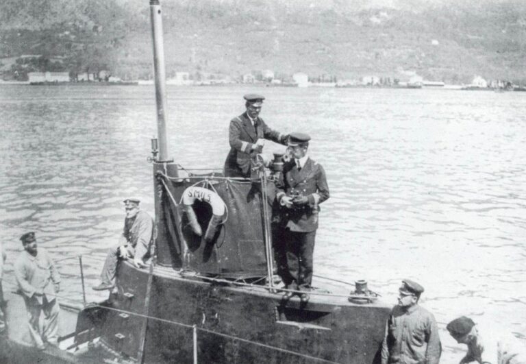 Линиеншиффс-лейтенант фон Трапп на мостике подлодки U-5, 1915 год