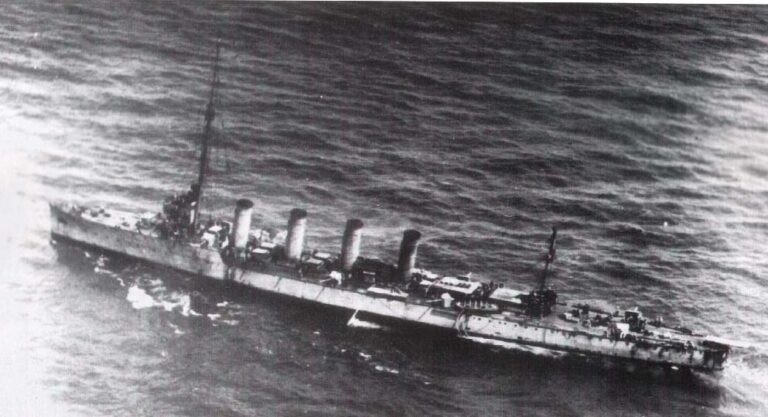 Повреждённый крейсер «Новара» после боя в проливе Отранто, 15 мая 1917 года