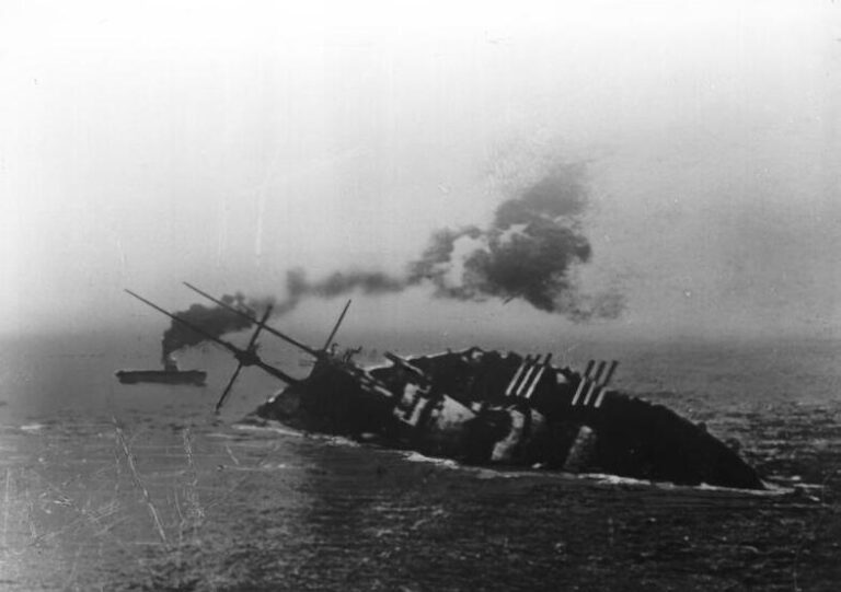 Линкор «Сент-Иштван» тонет в результате торпедного попадания, 10 июня 1918 года.
