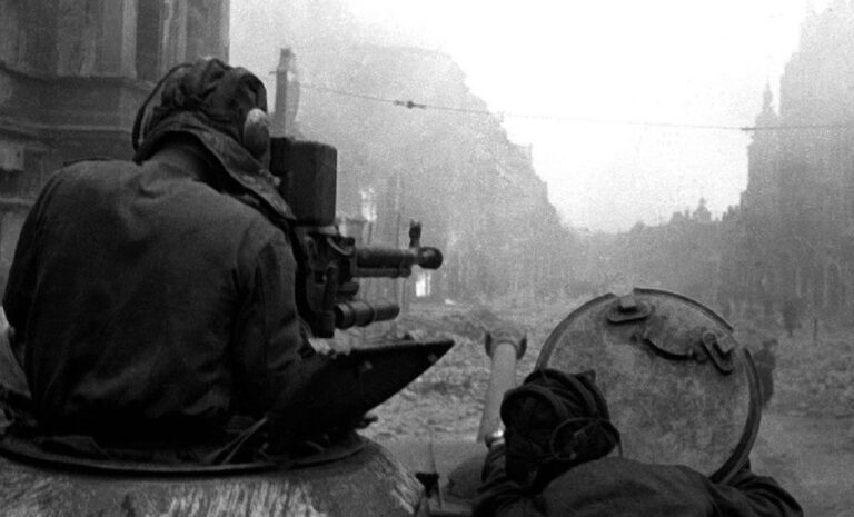 Советские танкисты 62-го гвардейского тяжелого танкового полка в уличном бою в Данциге (Danzig, сейчас Гданьск в составе Польши). Установленный на танке ИС-2 крупнокалиберный пулемет ДШК используется для уничтожения солдат противника, вооруженных противотанковыми гранатометами 