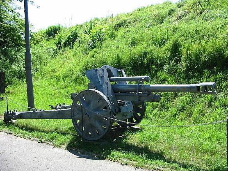 Полевая гаубица 10,5 cm le.F.H.18M в музейной экспозиции