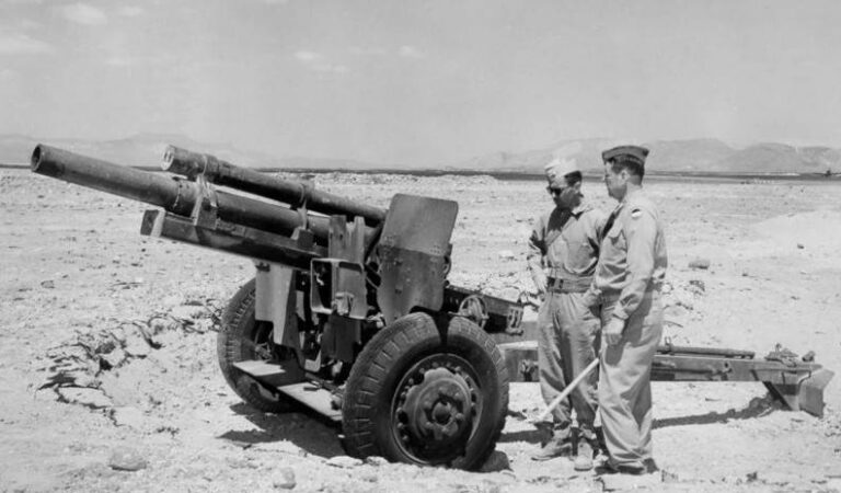 Американские военнослужащие рядом с 105-мм гаубицей М101