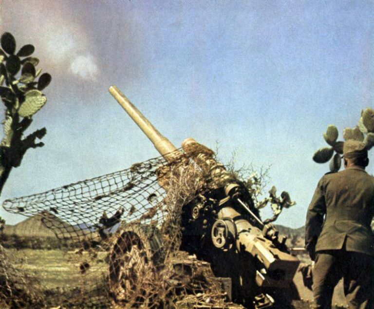 Немецкие артиллеристы ведут огонь из 105-мм тяжелого полевого орудия в Северной Африке