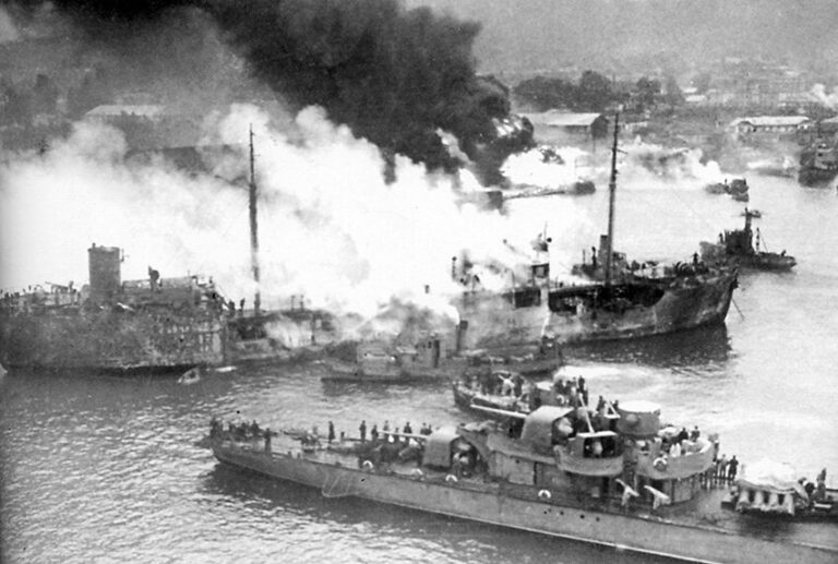 Пожар в порту Батуми после немецкого авианалета 18 января 1943 года