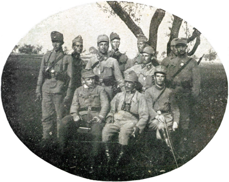Сотник легиона Ю. Будзиновский со штабом своей сотни, ок. 1915
