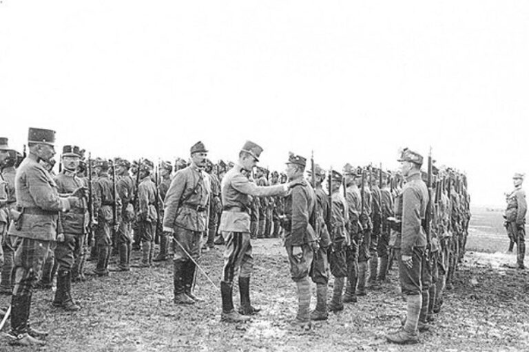 Наследник австрийского престола Карл Габсбург на смотре сотни Украинских сечевых стрельцов, 1915 год.