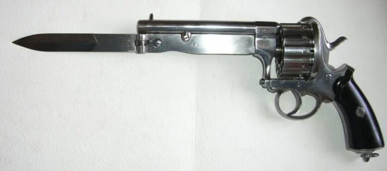 Револьвер с откинутым клинком. Вид слева