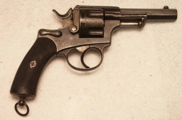 Дальше у нас идёт Шамелот-Дельвинь с револьвером образца 1873 года, ну просто очень похожим на наган. Производился в 1877-1893 гг.