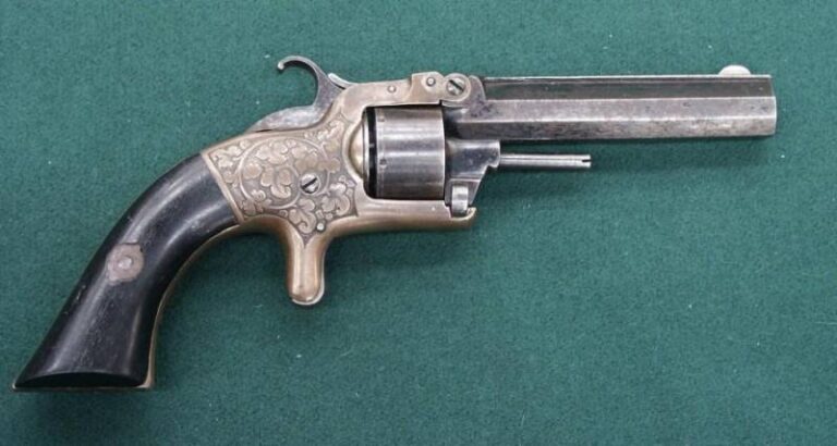 Ну а вот револьвер «Кокильхат» не что иное, как точная копия первой модели патронного револьвера «Смит и Вессон», вот только производился он в Европе
