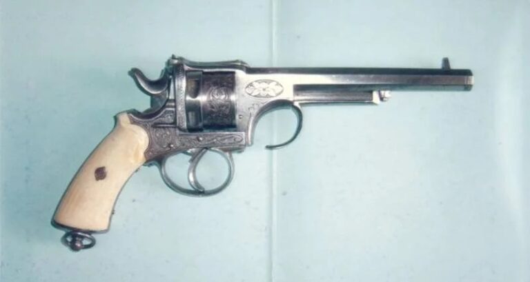Револьвер Теодора Кройта тоже имел оригинальное техническое решение – рычаг под стволом, за который ствол с барабаном оттягивались вперёд для заряжания…