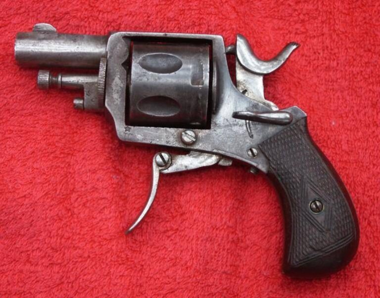 И Теодор Кройт тоже, кстати говоря, выпускал револьверы «бульдоги»...