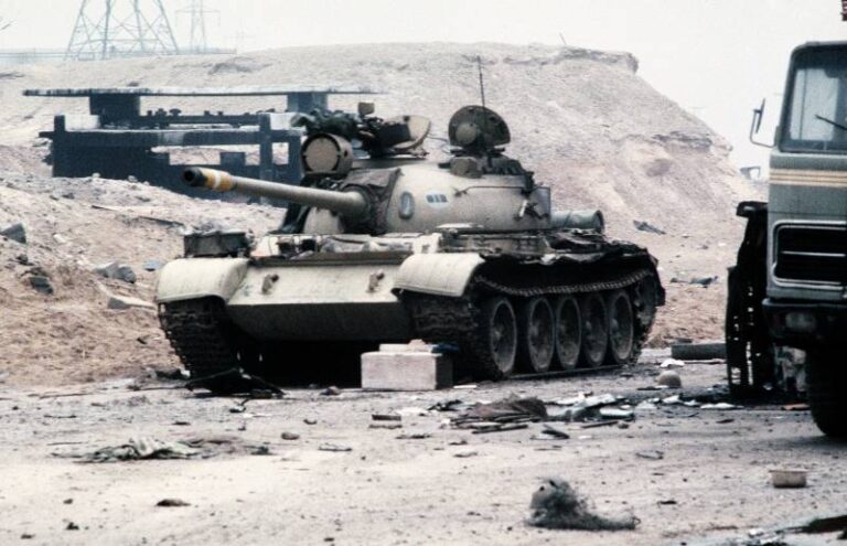 Иракский танк Т-55, брошенный при отступлении, 1 февраля 1991 г. Фото US Army