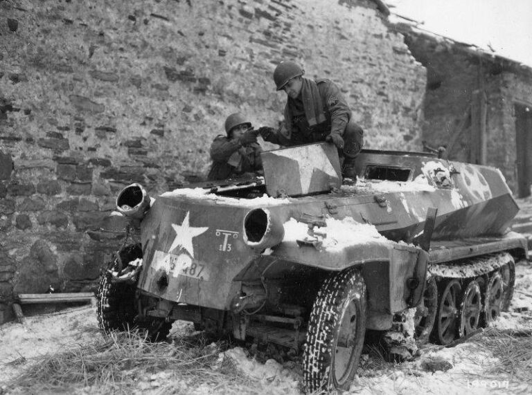 Военнослужащие 334-го полка 84-й пехотной дивизии США пытаются починить немецкий бронетранспортер Sd. Kfz. 250, захваченный союзниками в Самре, Бельгия