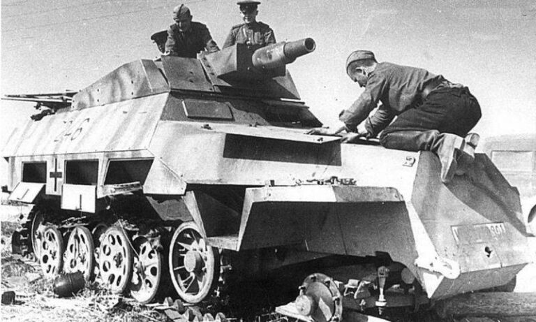 Бойцы Красной Армии осматривают неисправную немецкую БРМ Sd. Kfz. 251/9, лето 1943 г.