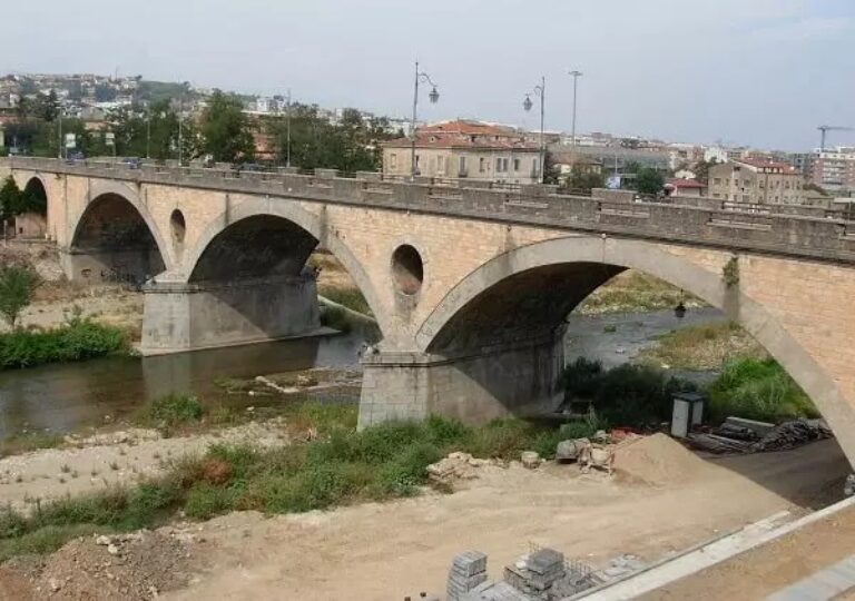 Мост Алариха в современном городе Козенце, Италия