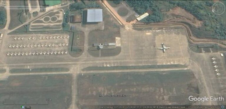 Спутниковый снимок Google Earth: БПЛА J-6 и самолет ДРЛО KJ-500 на авиабазе Ляньчен