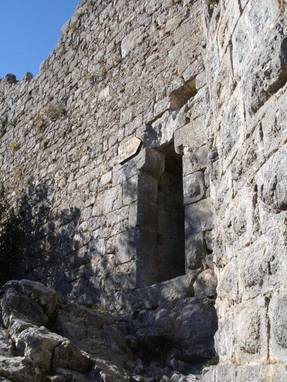 Потайная дверь в крепостной стене
