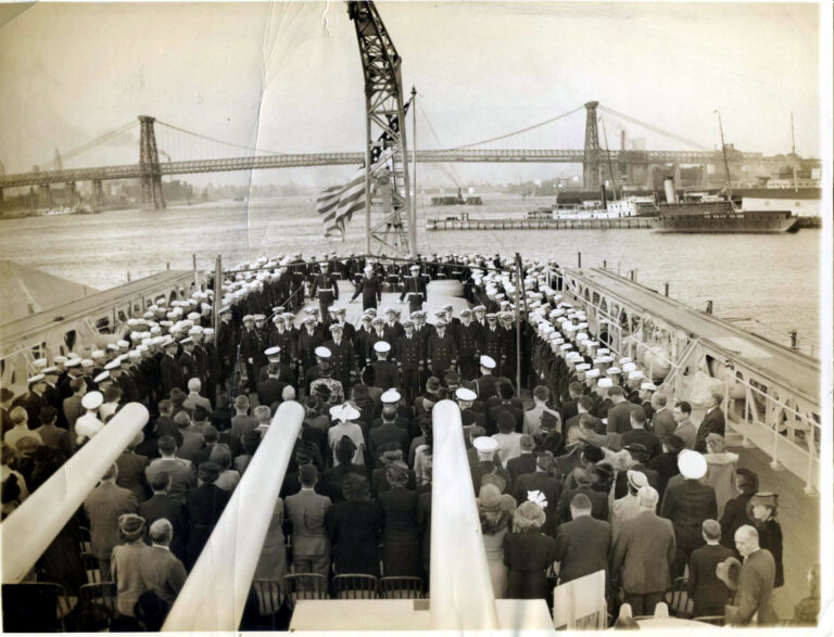 Церемония ввода в строй крейсера "Хелена" (CL 50), сентябрь 1939 года на Бруклинской военно-морской верфи.