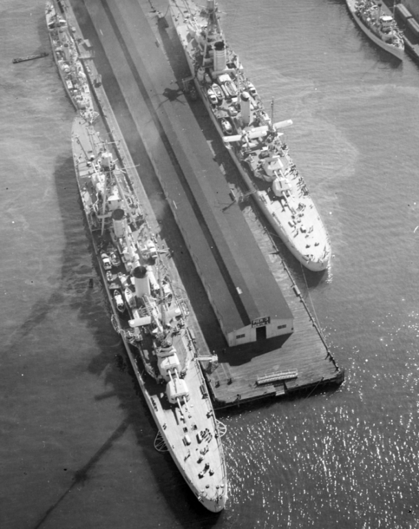 Французские тяжелые крейсера «Сюффрен» и «Дюкень» в порту, октябрь 1934 года