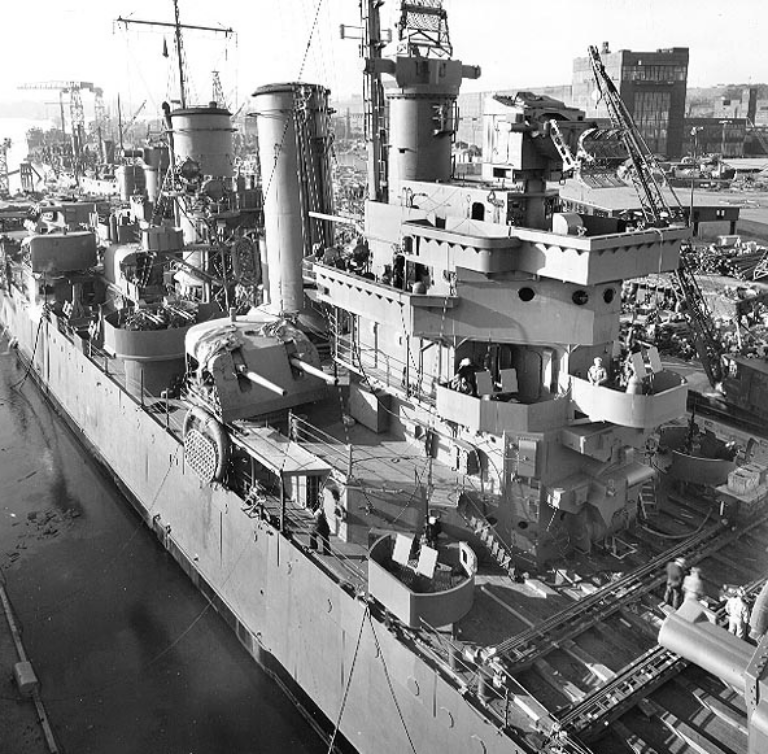 Средняя часть крейсера CL-50 «Хелена», верфь «Мейр-Айленд» Нэви Ярд, 27 июня 1942 года