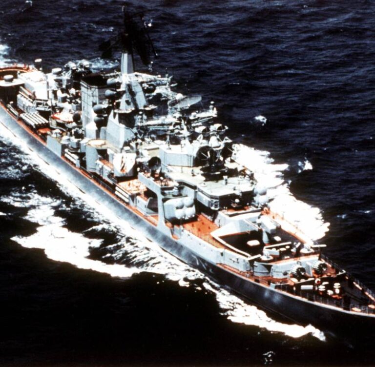 "Петропавловск" в море. Фотограф ВМС США имеет возможность рассмотреть его вооружения