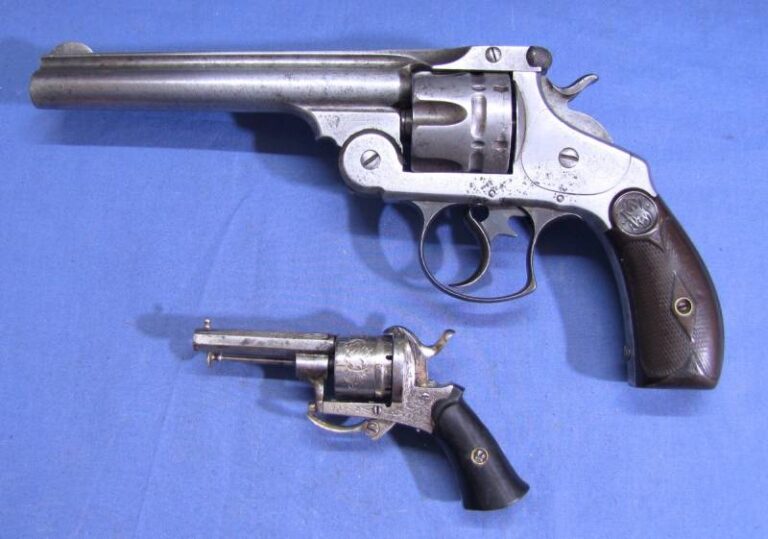 Все познается в сравнении. Револьвер Чарльза Хаакена и рядом с ним самовзводный (двойного действия) револьвер «Смит и Вессон» калибра .44