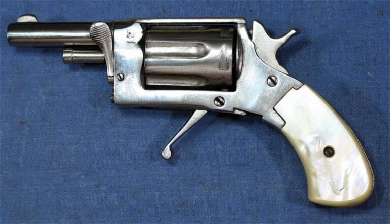 Пьер Эрмин-Тири выпускал револьверы «Велодог» калибра 6 мм. Их особенностью был барабан, откидывающийся вправо, тогда как рычажок, им управляющий, находился слева на рамке
