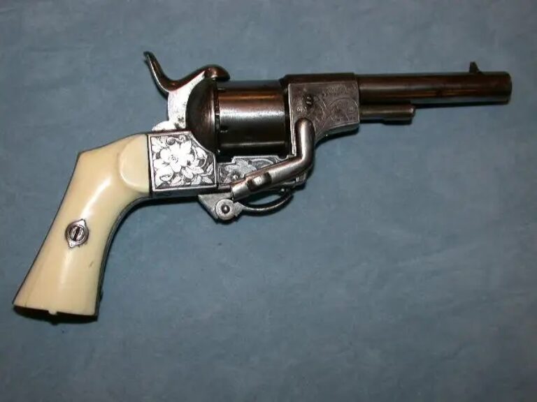 А вот это шестизарядный револьвер Альфреда и Франсуа Кинапенов с открытой рамкой калибра 7 мм. Механизм управления барабаном все тот же. Но другая рукоятка. Костяная! Выпущен револьвер в 1872 году.