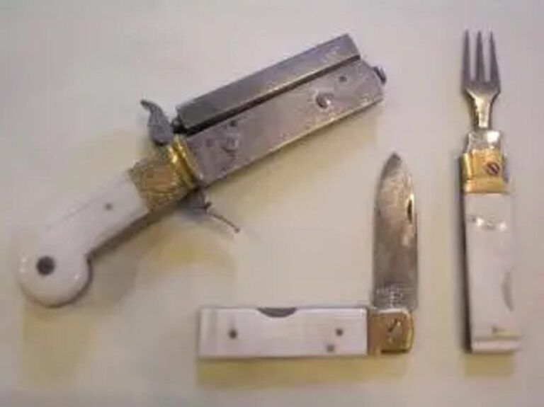 Вот один из таких стреляющих «сувениров». Пистолет, к которому крепятся карманный раскладной нож и вилка.