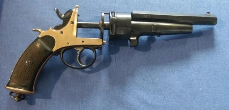 Глядя на фотографию, трудно сказать, что в этом револьвере такого уж нового и необычайного, но, видимо, что-то «такое» в нем было, раз Ларозу дали на него патент!