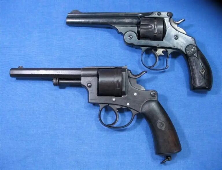 Этот же револьвер для сравнения показан рядом с револьвером «Смит и Вессон» третьей модели.