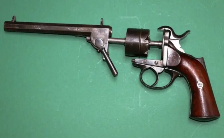 Шпилечный револьвер льежского оружейника Пьера Антуана Лорона. Военная модель калибра 12 мм. Вот таким образом он раздвигался рычагом, расположенным слева, для перезарядки.