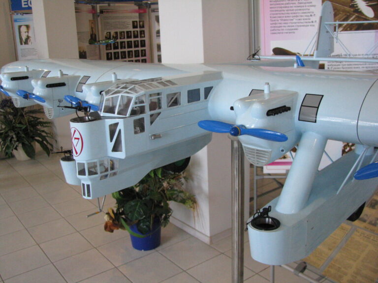 Остекление центральной гондолы фюзеляжа и передней кромки крыла (условно изображено серым) на модели самолета К-7. Фото: С.Г. Мороз