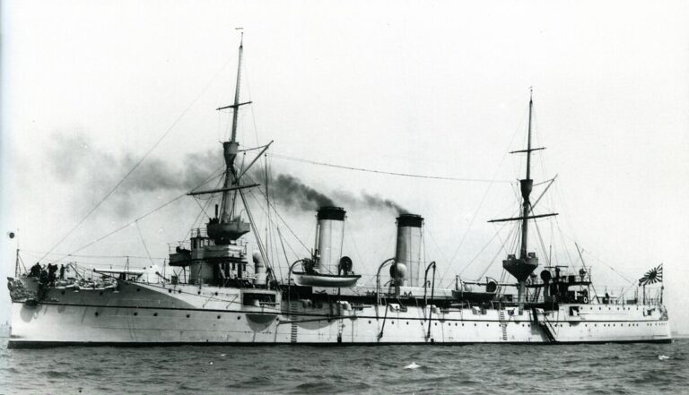 Крейсер «Такасаго» в Портсмуте, именно с такими крейсерами пришлось встретиться в бою русским «разведчикам»