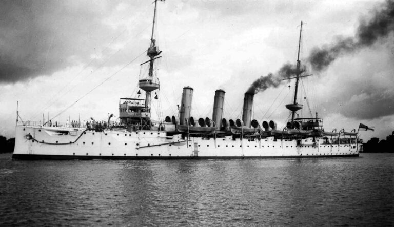 Британский крейсер 2 ранга «Гермес» (тип «Хайфлайер»), один из крейсеров близких по ТТХ к русским «богатырям»