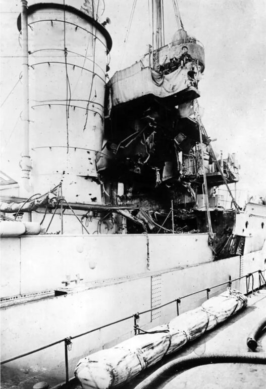 Крейсер «Пиллау» после Ютланского сражения. Повреждение от 12-дм английского фугасного снаряда