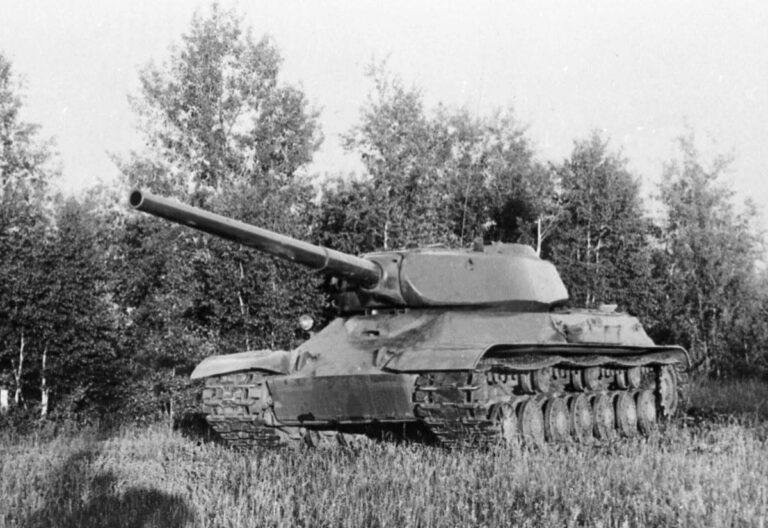 Один из первых опытных образцов со 122-мм пушкой С-34, лето 1944 г.