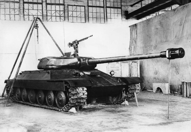 Полноразмерный деревянный макет танка "Объект 252" Опытного завода №100; смотровой люк водителя по типу Т-34 был слабым местом верхней лобовой детали