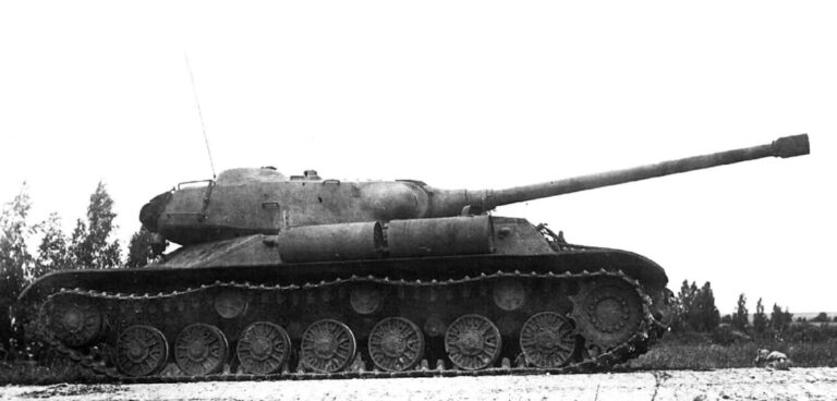 Опытный танк 701 со 100-мм пушкой С-34-1; башня повёрнута назад