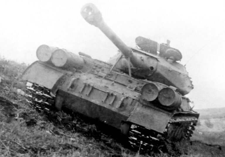 ИС-4 проходит Министерские испытания, окрестности Челябинска, 1947 г. Башня повёрнута назад, пушка зафиксирована в походном положении, танк движется с креном около 20°
