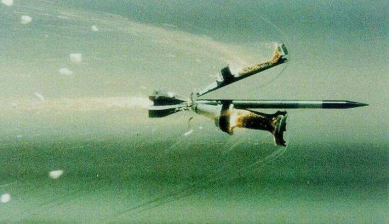 БОПС в полете, отделение поддонов от снаряда M829A2