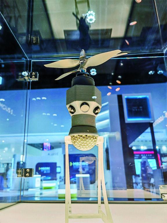 Самонаводящаяся летающая граната-дрон от эмиратской компании EDGE. Видны камеры кругового обзора, а внизу — заряд с поражающими элементами. Dubaiexpo.com
