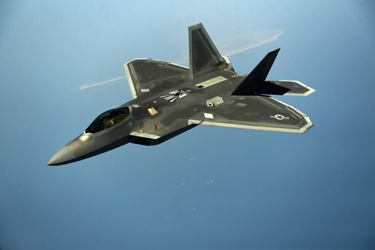 F-22. Угловатая форма планера и радиопоглощающее покрытие придают ему меньшую заметность на радарах