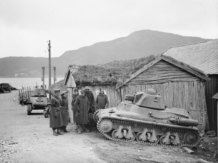 Солдаты союзников фотографируются в ходе боёв за Нарвик